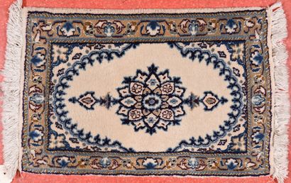 Lot de sept tapis comprenant : 
- Chine soie
32...