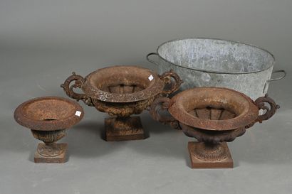 Paire de pots à plantes en fonte dans le...
