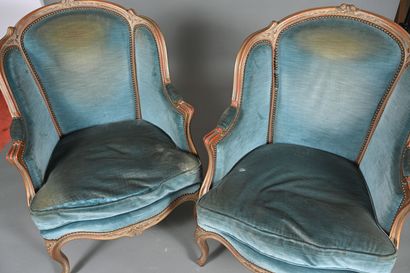 Paire de bergères à oreilles en bois sculpté,...