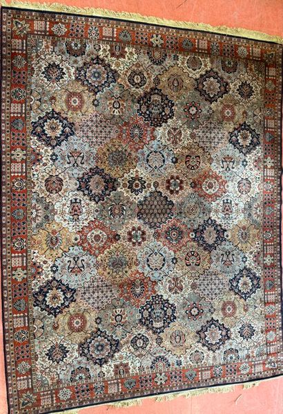 IRAN, Grand tapis à décor de réserves mouvementées...