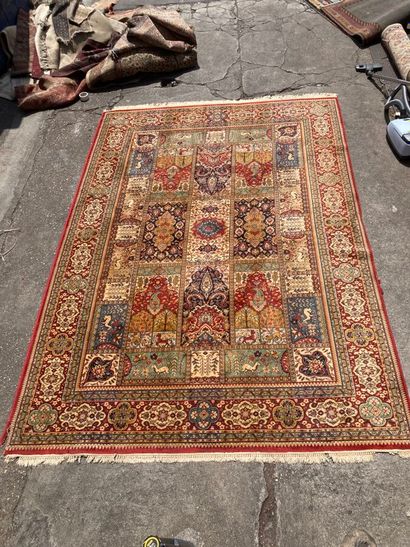 Tapis d'Orient à décor d'arbres et d'animaux...