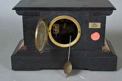 Pendule en marbre rouge et noir, le cadran...