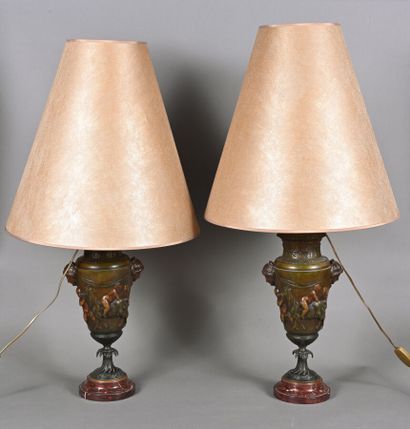 Paire de vases dans le style Louis XVI en...