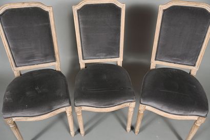 Suite de six chaises en bois mouluré, sculpté...
