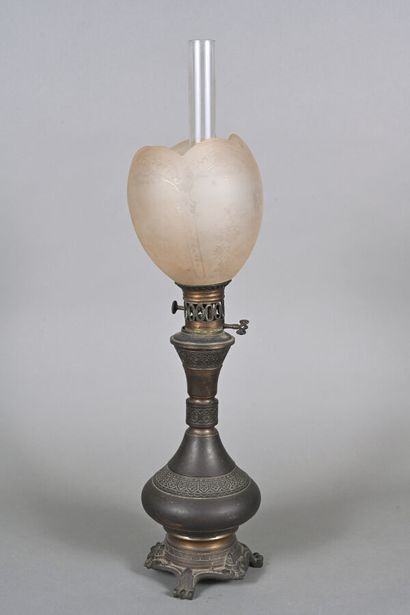 Lampe à pétrole en bronze patiné, dans le...