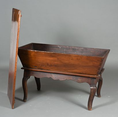 Maie en bois sculpté, la ceinture chantournée,...