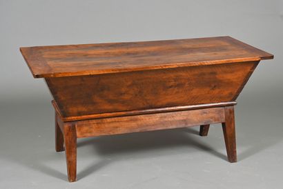 Maie en bois mouluré. 
H. 66,5 - L. 137,5...