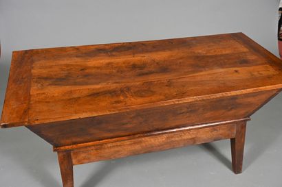 Maie en bois mouluré. 
H. 66,5 - L. 137,5...