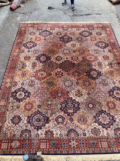 IRAN, Grand tapis à décor de réserves mouvementées...
