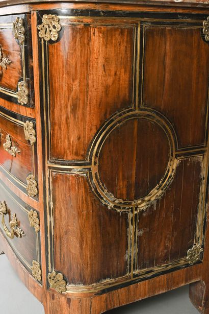Commode en placage d'amarante et palissandre...