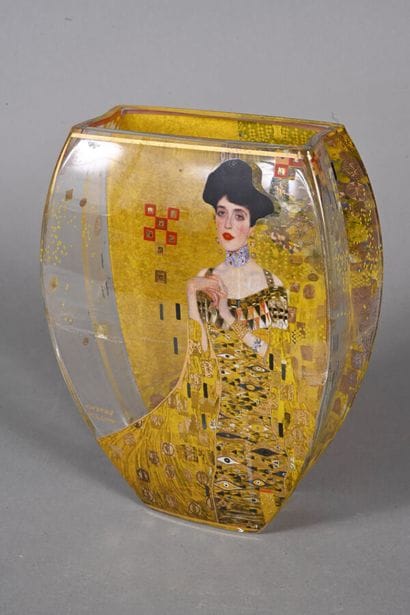 Vase en verre à décor figurant le portrait...
