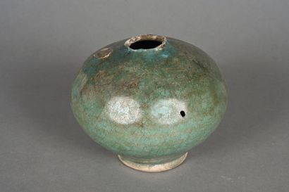 IRAN 
Vase en céramique turquoise à panse...