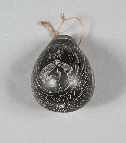 Poire à poudre ronde noire gravée «TOMA MATE...