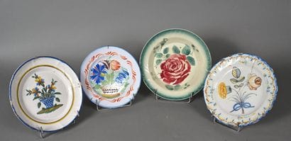 Réunion de céramiques comprenant : 
- 4 assiettes...