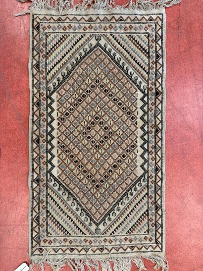 TUNISIE, Tapis à motifs de losanges en chevrons...