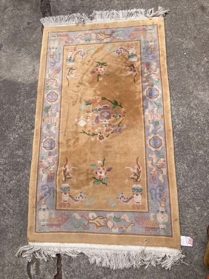 CHINE, Tapis à décor de vases et branchages...