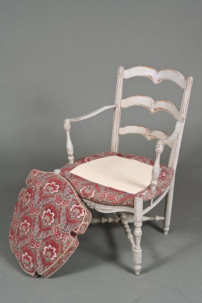 Fauteuil à dossier barrette en bois mouluré,...