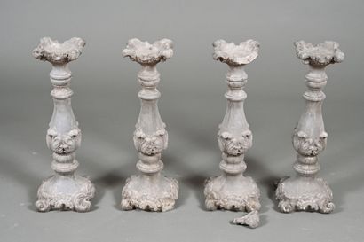 Suite de quatre chandeliers en ciment gris...
