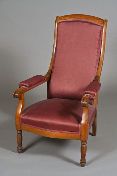 Fauteuil à haut dossier en bois mouluré et...