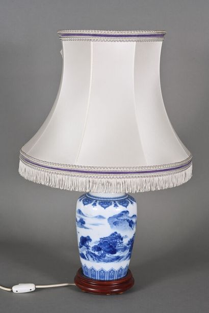 CHINE moderne
Vase monté en lampe, en porcelaine...