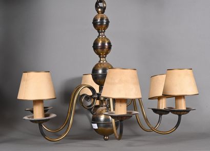 Lustre de style hollandais en métal à 6 lumières....