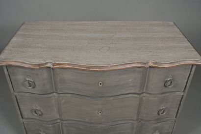 Commode à façade en arbalète en bois mouluré...