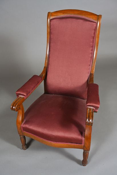 Fauteuil à haut dossier en bois mouluré et...