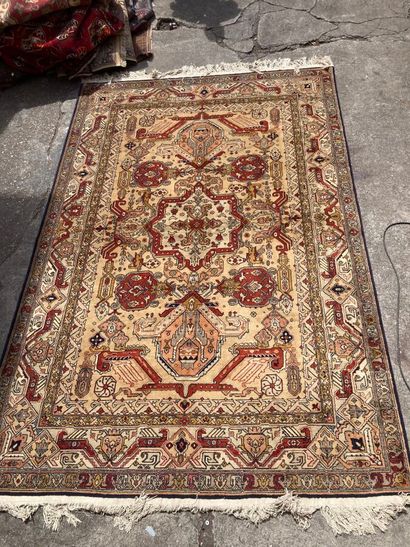 Tapis persan à décor d'oiseaux dans des réserves,...