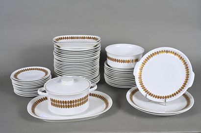 Partie de service de table en porcelaine...