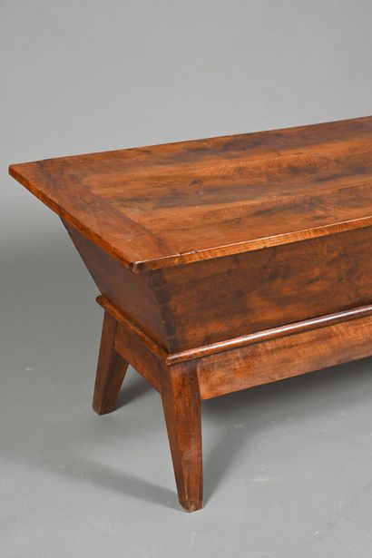 Maie en bois mouluré. 
H. 66,5 - L. 137,5...