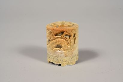Boîte en pierre dure sculptée, le couvercle...