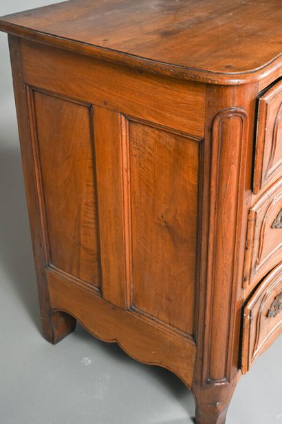 Commode en noyer, ouvre en façade cintrée...