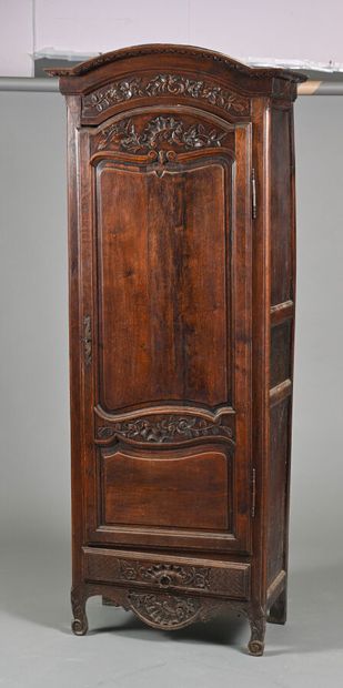 Armoire dite bonnetière en bois mouluré et...