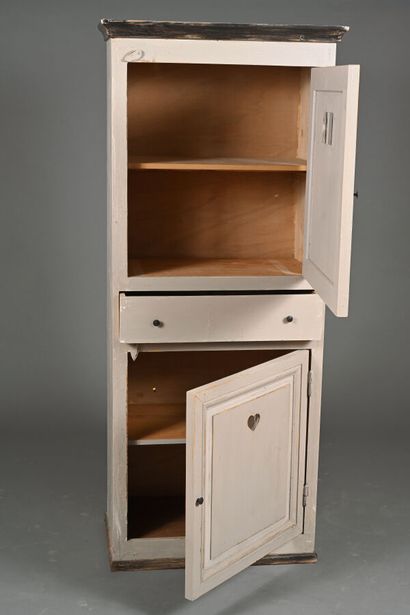 Armoire dite homme debout en bois mouluré...