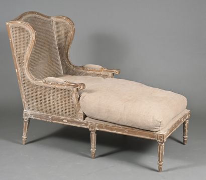 Chaise longue à oreilles en bois mouluré,...