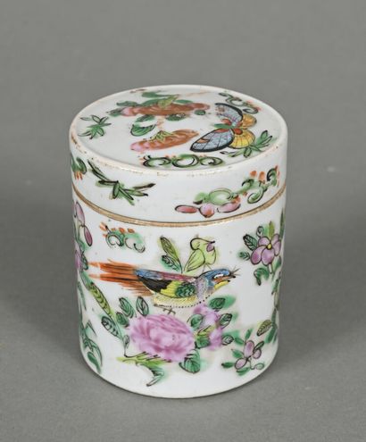 Petit pot couvert en porcelaine à décor polychrome...