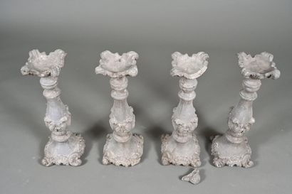 Suite de quatre chandeliers en ciment gris...