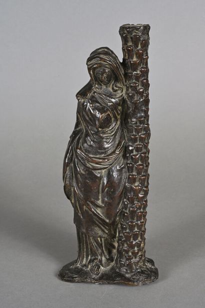 Jeune femme à l'antique vêtue d'une tunique,...