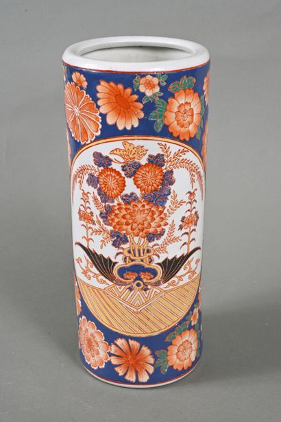 Vase rouleau en porcelaine émaillée polychrome...