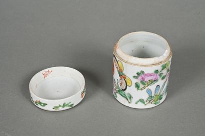 Petit pot couvert en porcelaine à décor polychrome...