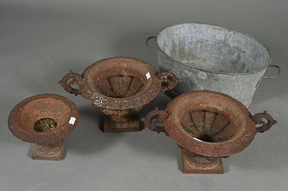 Paire de pots à plantes en fonte dans le...