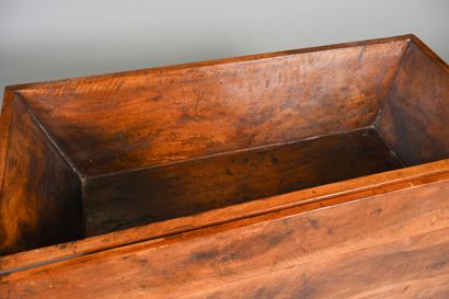 Maie en bois mouluré. 
H. 66,5 - L. 137,5...