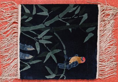 Lot de sept tapis comprenant : 
- Chine soie
32...