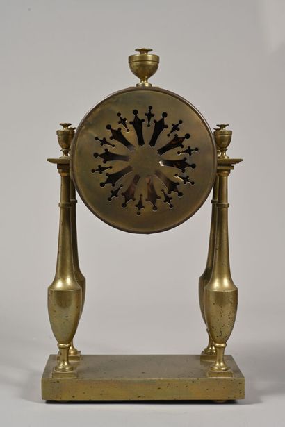 Pendule portique en laiton, le cadran émaillé...