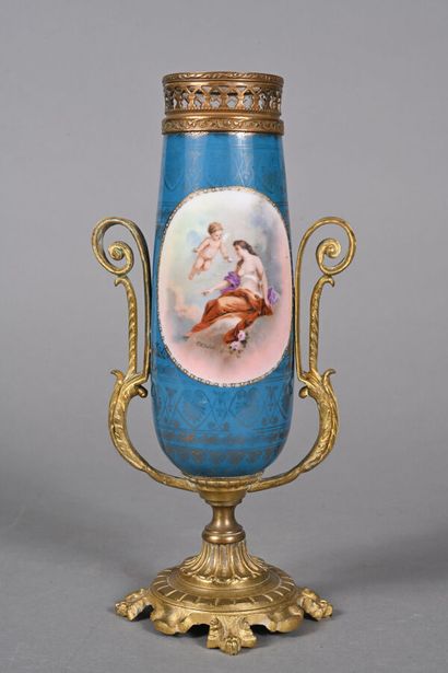 SÈVRES, Dans le goût
Vase de forme rouleau...
