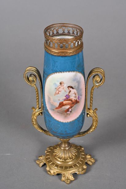 SÈVRES, Dans le goût
Vase de forme rouleau...