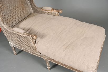Chaise longue à oreilles en bois mouluré,...