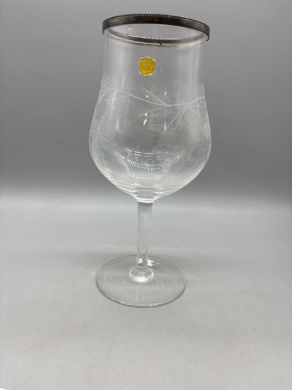 Verre en cristal gravé à décor de grappes...