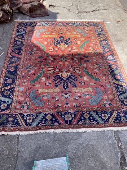 IRAN, Tapis à motifs stylisés sur fond orange,...
