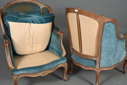 Paire de bergères à oreilles en bois sculpté,...